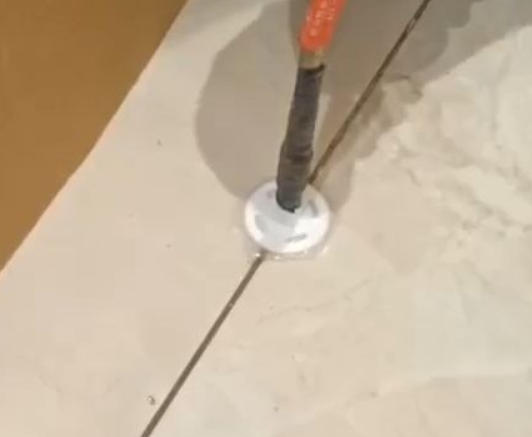 汉阳瓷砖空鼓维修公司专业解答瓷砖在铺贴过程中，如果没有涂抹均匀到位的粘结材料（如水泥砂浆或瓷砖胶），可能会导致以下问题